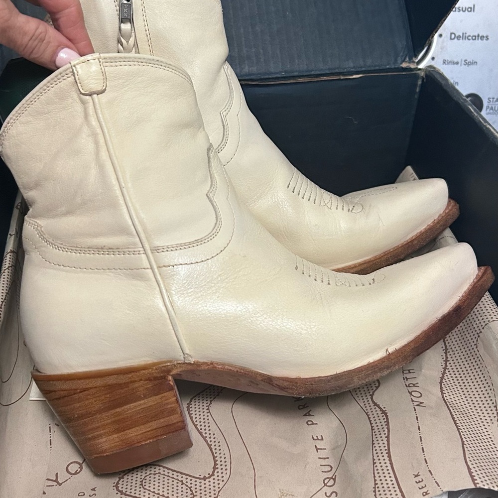Tecovas Daisy Bone Boots size 8.5